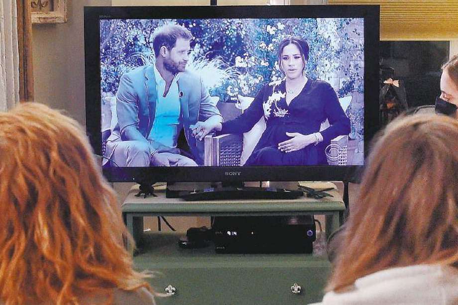 Un grupo de mujeres observa la entrevista de Meghan Markle y el príncipe Harry.

