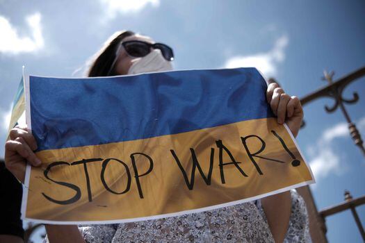 Ciudadanos ucranianos, residentes en Costa Rica, participan de una manifestación pidiendo el fin de la guerra y la invasión rusa a su país. - Imagen de referencia