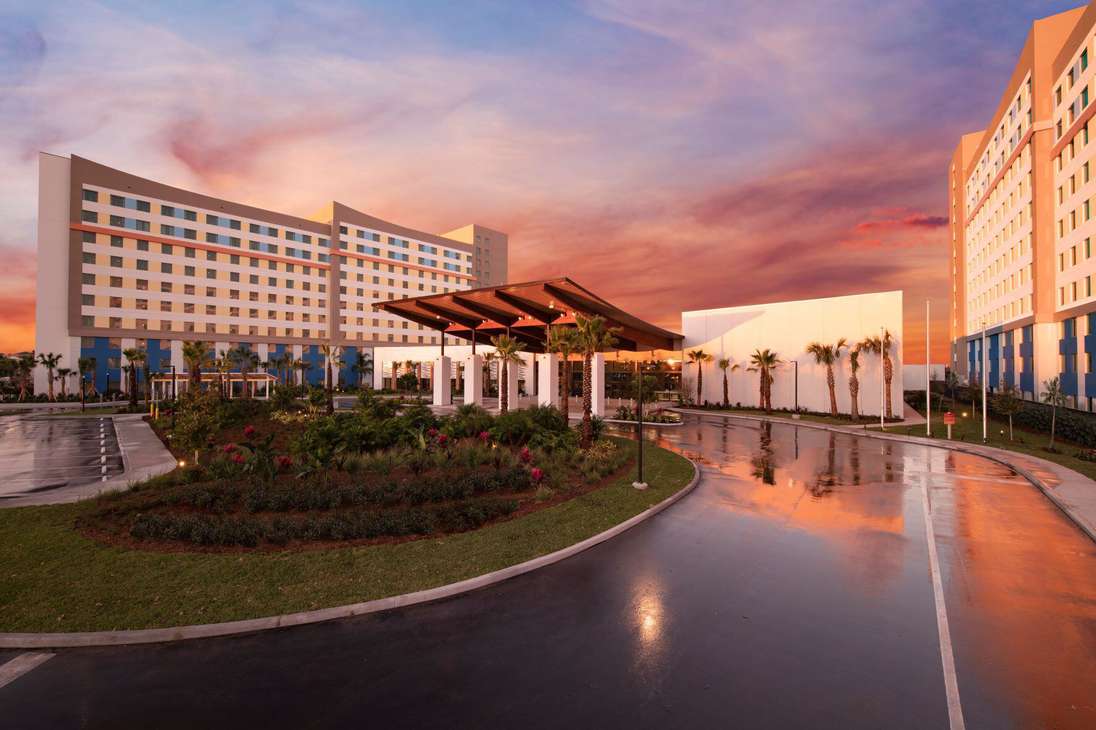 Universal’s Endless Summer Resort -Dockside Inn and Suites es uno de los hoteles económicos del complejo turístico, es ideal para las familias de cualquier tamaño que buscan beneficios exclusivos para los parques temáticos sin pagar de más. Es un refugio de ambiente playero inspirado en la arena, el mar y los atardeceres.