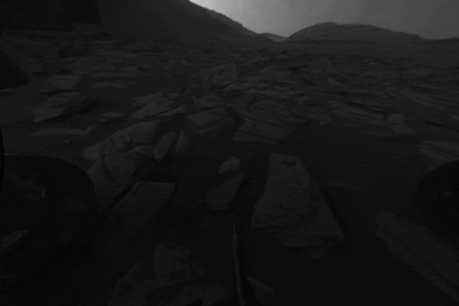 El rover Curiosity de la NASA, estacionado durante dos semanas durante la conjunción solar de Marte en noviembre de 2023, utilizó sus Hazcams en blanco y negro delantera y trasera para capturar 12 horas de un día marciano. La sombra del rover es visible en la superficie en estas imágenes tomadas por la Hazcam frontal.