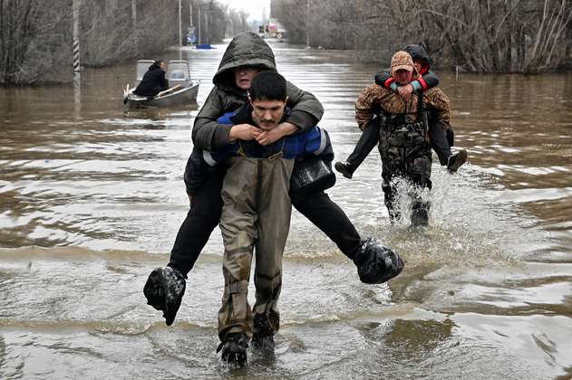 Más de cien mil personas evacuadas por inundaciones en Rusia y Kazajistán 