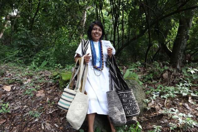 Ellas tejen mochilas arhuacas para reivindicar la cultura indígena en Colombia
