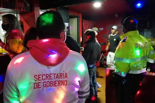 Incautan 235 botellas de licor adulterado y cierran 62 bares en Bogotá 