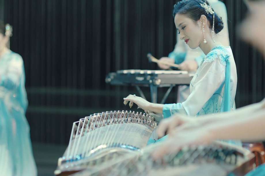 Dentro de los artistas que se presentan en la sección de "Cuatro latitudes culturales" se encuentra la Orquesta de Música Folclórica de Zhejiang, China.