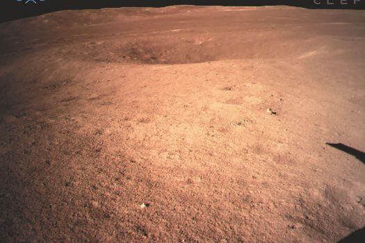 Esta es la primera imagen tomada por la sonda Chang’e 4 en el momento del alunizaje en la cara oculta de la Luna. / AFP