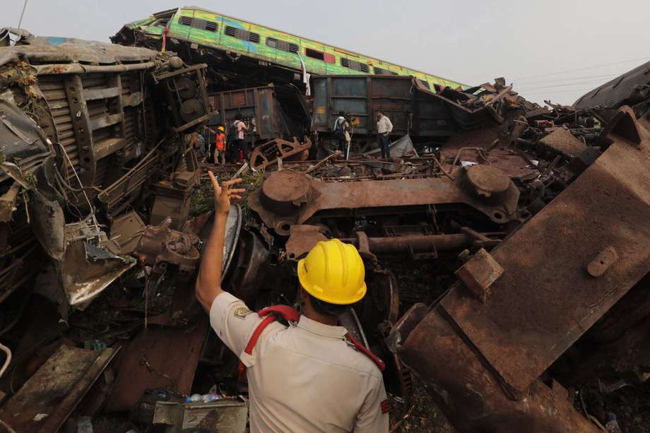 La Fuerza Nacional de Rescate ante Desastres continúa trabajando en el lugar de un accidente de tren en Odisha Balasore, India.