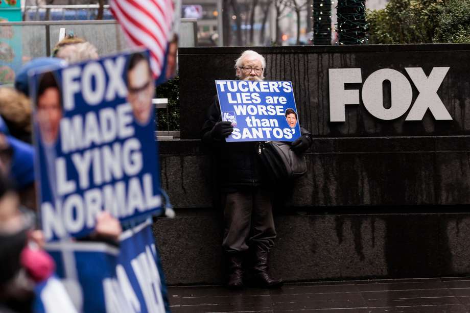 Dana Beal, de Nueva York, sostuvo un cartel mientras participaba en una protesta organizada por el grupo Rise and Resist, frente a la sede de Fox News en Nueva York, el 28 de febrero de 2023. 