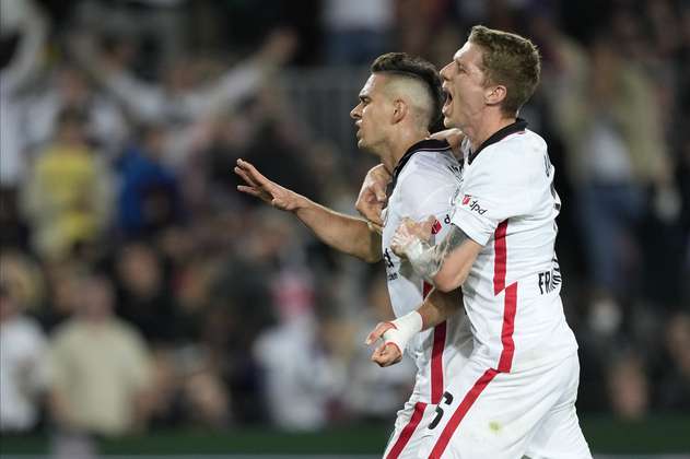 Santos Borré y Frankfurt van por la Europa League, tras eliminar a Barcelona