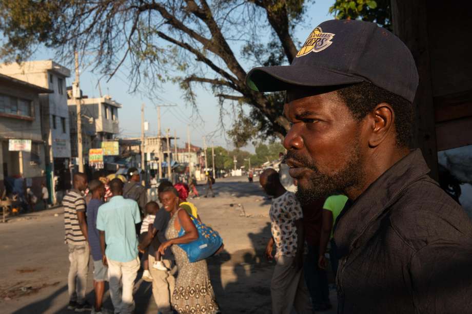 Personas caminan cerca a la Penitenciaría Nacional este domingo, en Puerto Príncipe (Haití). Al menos una decena de personas murió tras el ataque anoche a la prisión civil de Puerto Príncipe por parte de bandas armadas, que habrían liberado a numerosos delincuentes importantes durante su asalto al presidio. 