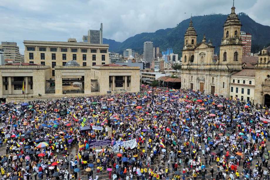En la jornada de marchas contra el Gobierno del presidente Gustavo Petro este domingo, 21 de abril, salieron a las calles cerca de 250.000 personas, según cifras entregadas a la Presidencia por Puestos de Mando Unificados (PMU).