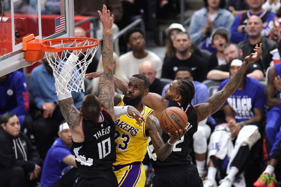 LeBron James ataca el tablero en el partido de los Lakers contra los Clippers. 