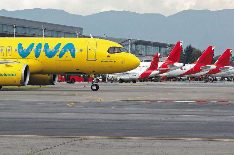 Fotografía de archivo de un avión de la aerolínea Viva Air, en el Aeropuerto El Dorado, en Bogotá.
