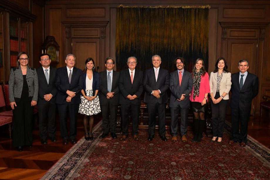 Galindo (cuarto de derecha a izquierda) participará en el proceso de selección del nuevo gerente del Banco de la República.