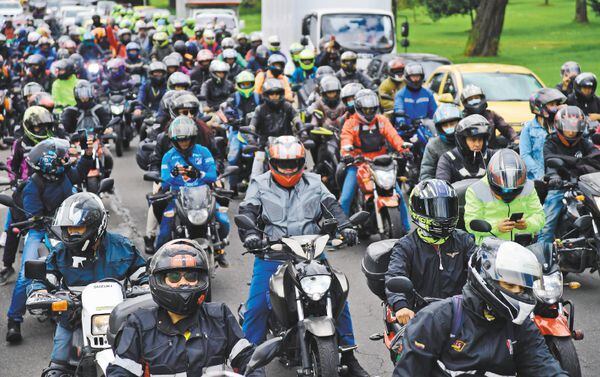 Conductores de moto en Bogotá./ GUSTAVO TORRIJOS