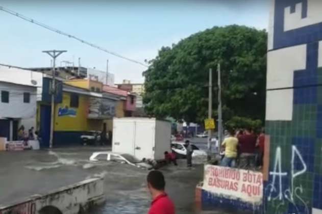 Fuertes arroyos arrastraron carros y motos en Barranquilla