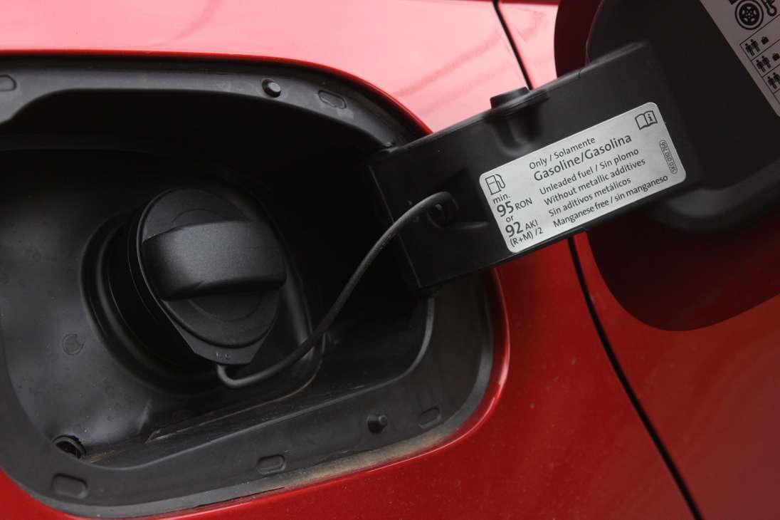 Al contar con un motor turbo, Volkswagen recomienda el uso de gasolina extra en Polo Highline.