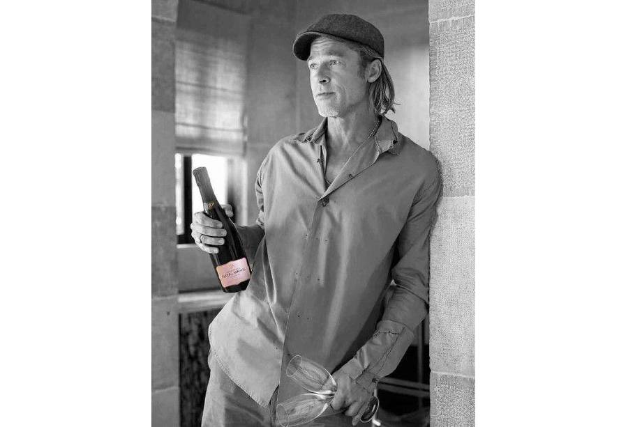 Imagen en la que aparece Brad Pitt promocionando Château Miraval, marca elegida por Angelina Jolie y por él para elaborar vinos.