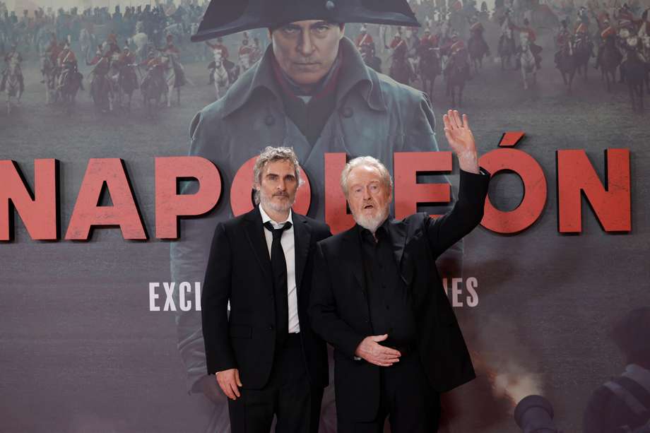 El director británico Ridley Scott y el actor estadounidense Joaquin Phoenix (izquierda) a su llegada a la presentación de la película 'Napoleón', celebrada el lunes 20 de noviembre en el Museo del Prado, en Madrid. 