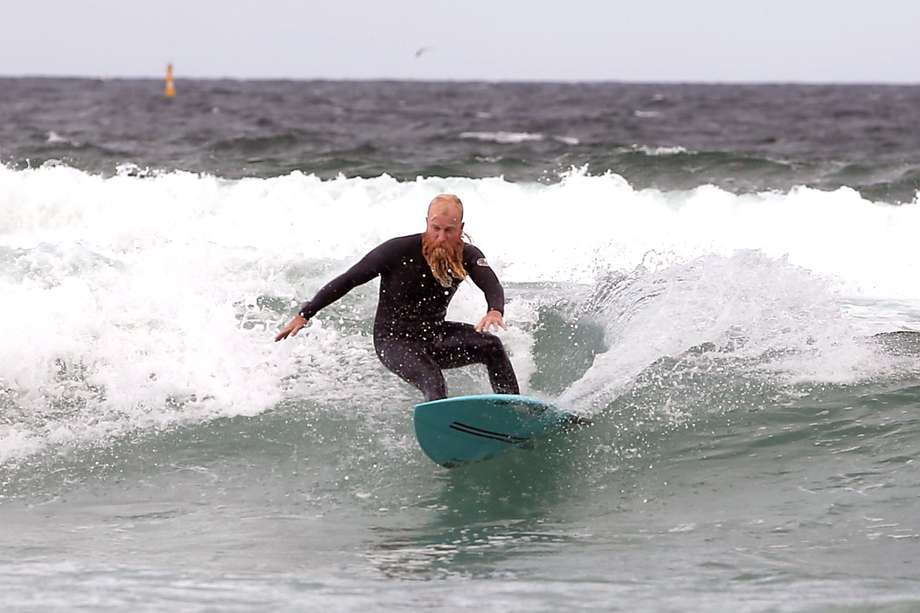 El surfista australiano Blake Johnston surfea en su intento de lograr un nuevo récord mundial de la sesión de surf más larga, en The Alley in Cronulla, en Sydney, Australia, el 17 de marzo de 2023. 