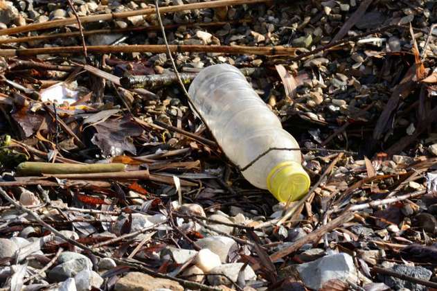 La isla del Océano Atlántico que se inundó de botellas plásticas