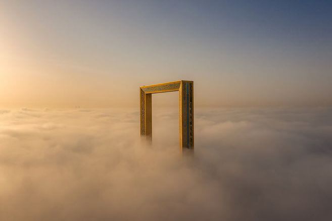 El fotógrafo libanés Bachir Moukarzel envió esta toma del marco de Dubai, a 150 m de altura, envuelto en nubes