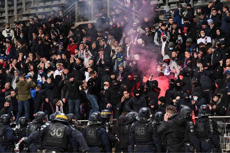 Policía antimotines en el entretiempo del partido de París Fc y Lyon de la Copa de Francia.