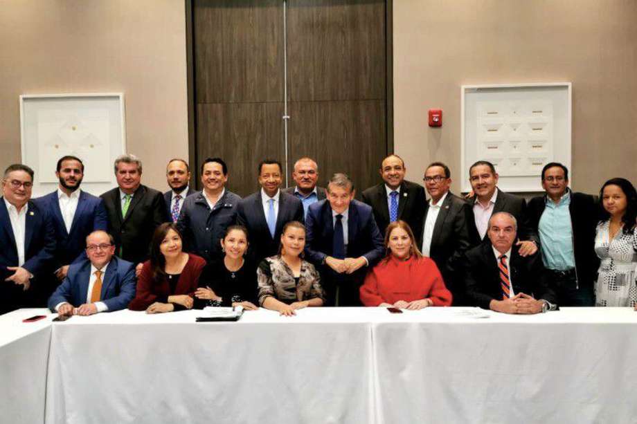 La bancada de la U en la Cámara está compuesta por 25 representantes. En la foto, salen algunos de ellos junto a Aurelio Iragorri y el ministro de Trabajo, Ángel Custodio Cabrera.