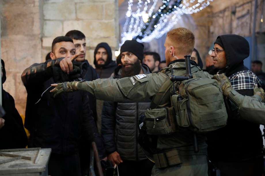 Las tensiones en el occidente de Asia tuvieron una nueva escalada luego del episodio en que militares de Israel intentaron desalojar ciudadanos palestinos de la mezquita de Al Aqsa.
