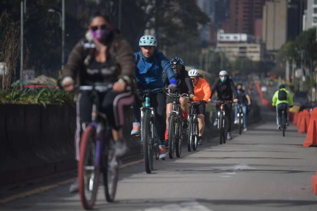 Sin importar el clima, la bicicleta es uno de los medios de transporte que usan los habitantes de Bogotá en el día a día.