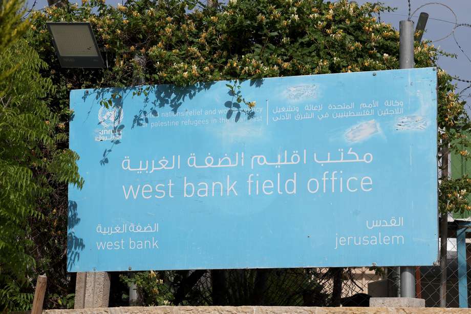 Un cartel en la entrada de las oficinas de la Agencia de Obras Públicas y Socorro de las Naciones Unidas para los Refugiados de Palestina en el Cercano Oriente (UNRWA) en Jerusalén, el 10 de mayo de 2024.
