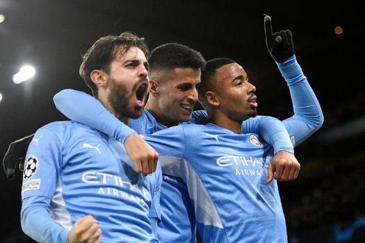 Gabriel Jesús celebra con sus compañeros el gol de la victoria contra PSG por Champions League.