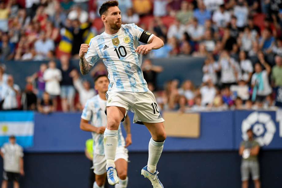 Lionel Messi se convirtió en el tercer jugador argentino en marcar 5 goles con su selección en un mismo partido. / AFP