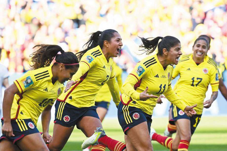 Catalina Usme (2-der.) de Colombia celebra con sus compañeras en un partido de la Copa Mundial Femenina de la FIFA en el Estadio de Fútbol Sydney, en Sídney (Australia).