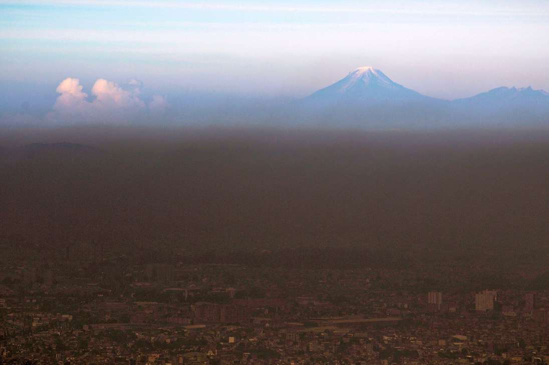 El Nevado del Tolima, sobresale de la capa de smog que flota sobre Bogotá. Greenpeace advierte que contaminación del aire en Bogotá aumentó un 35%. / Mauricio Alvarado