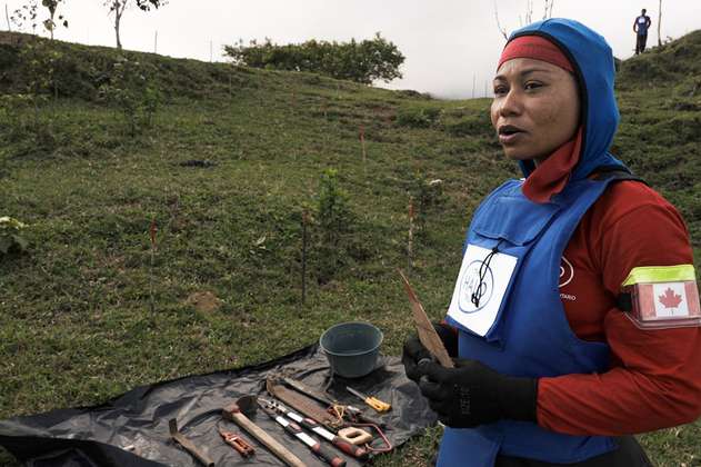 Un día con una mujer que busca minas antipersonal en Antioquia