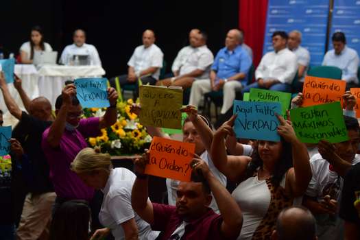 Familiares de las víctimas de falsos positivos, intervienen durante la audiencia organizada por la JEP, en Ocaña y ante sus victimarios, miembros de las fuerzas militares.
