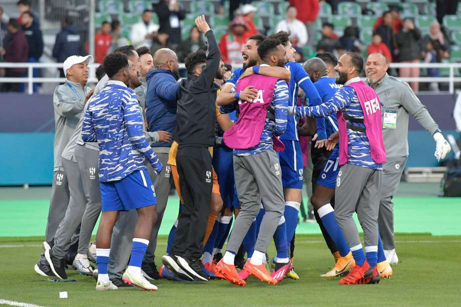 Los jugadores del Al-Hilal de Arabia Saudita celebran su victoria sobre el Wydad Casablanca de Marruecos.