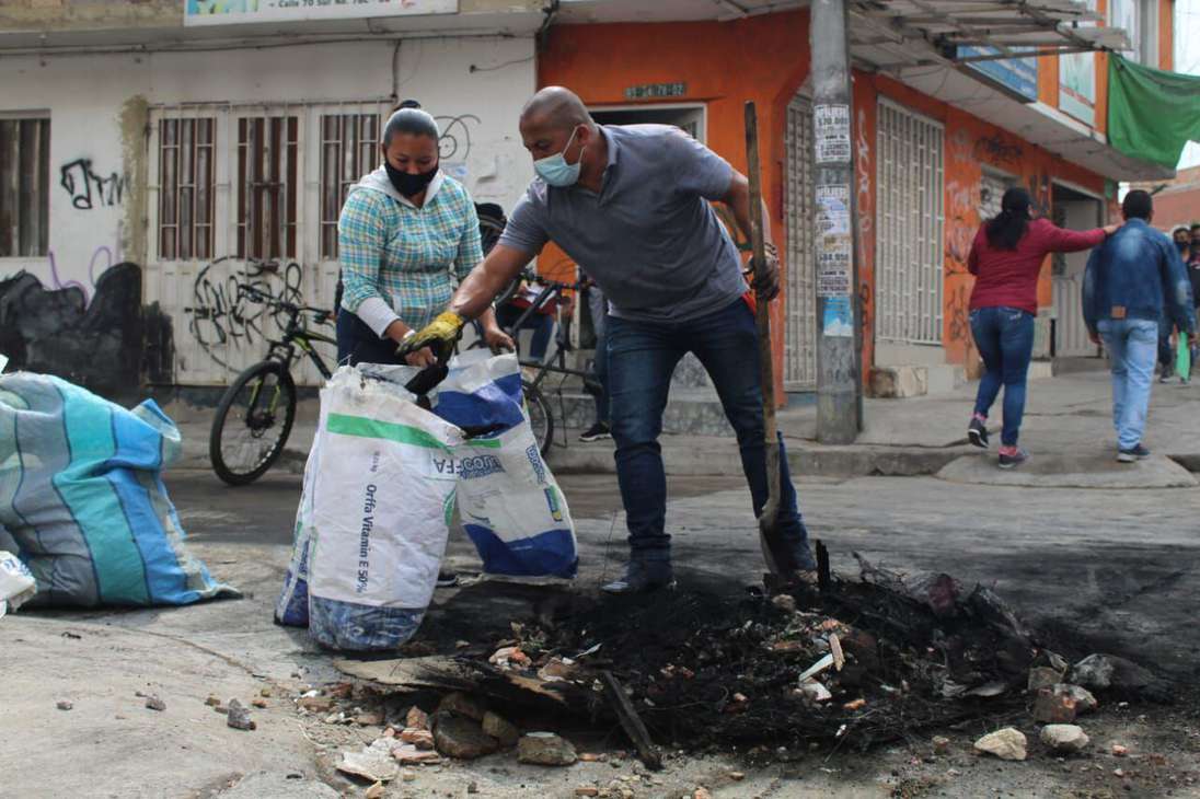 Los empleados y dueños del locales afectados por los enfrentamientos de la noche del "4" en Bosa, sur de Bogotá, empezaron la jornada de este miércoles limpiando los escombros con escobas.