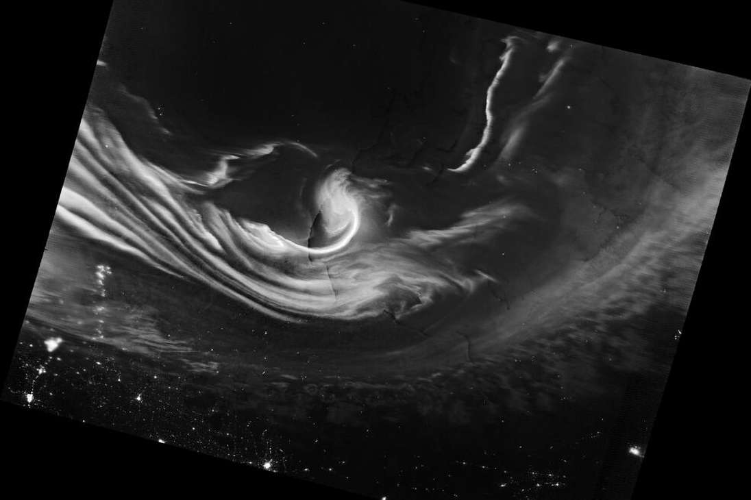 Una imagen de una boreal brillante fue una de las finalistas de la categoría Aire. A las 2:20 am del 4 de febrero de 2022, el Visible Infrared Imaging Radiometer Suite (VIIRS) adquirió esta imagen de la aurora boreal.