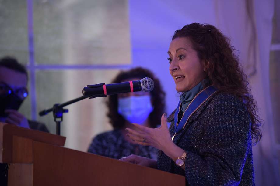 La periodista colombiana Jineth Bedoya, recibe el Premio a la Libertad de prensa Unesco-Guillermo Cano, ceremonia realizada en la casa del embajador de Países Bajos para Colombia Ernst Noorman.