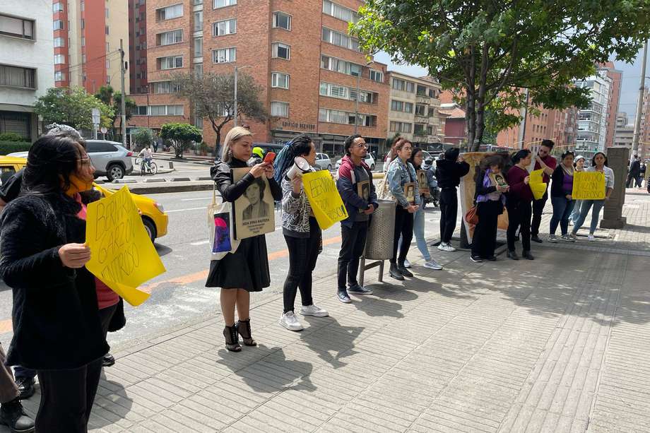 Protesta de la Fundación Nydia Erika Bautista para los Derechos Humanos frente a la JEP durante la Audiencia Única de Aporte a la Verdad el sargento viceprimero (r), Bernardo Alfonso Garzón Garzón.