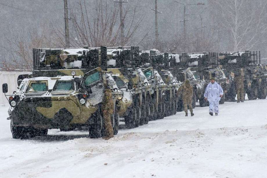 Tanques ucranianos completan una misión de combate en el este de Ucrania, zona devastada por la guerra.