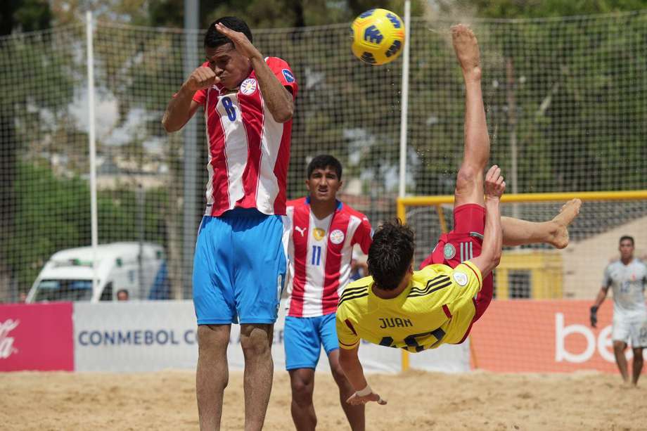 Juan Fernando Ossa en el partido por el tercer puesto frente a Paraguay en la Copa América de Fútbol Playa 2023