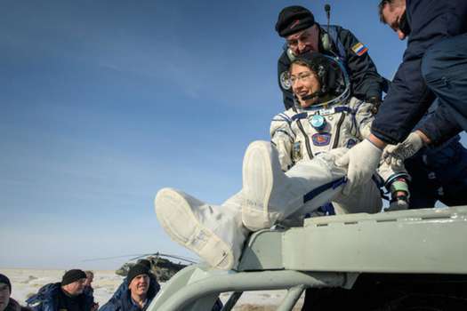 Christine Koch tras aterrizar hoy en Kazajstán. / NASA