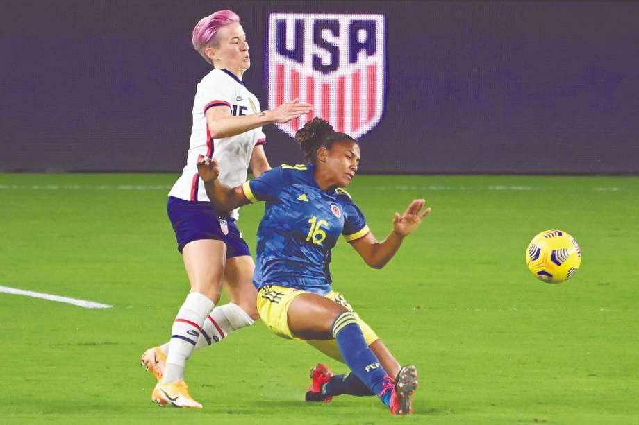 Megan Rapinoe (capitana de Estados Unidos) disputando el balón con Jorelyn Carabalí, en el primer amistoso contra Colombia.