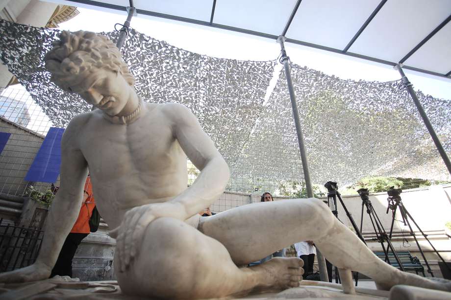 Las seis esculturas de mármol, de entre una y tres toneladas de peso, son en su mayoría reproducciones de piezas clásicas emblemáticas de la Antigua Grecia y forman parte de la colección fundacional del Museo Nacional de Bellas Artes, inaugurado en 1910.