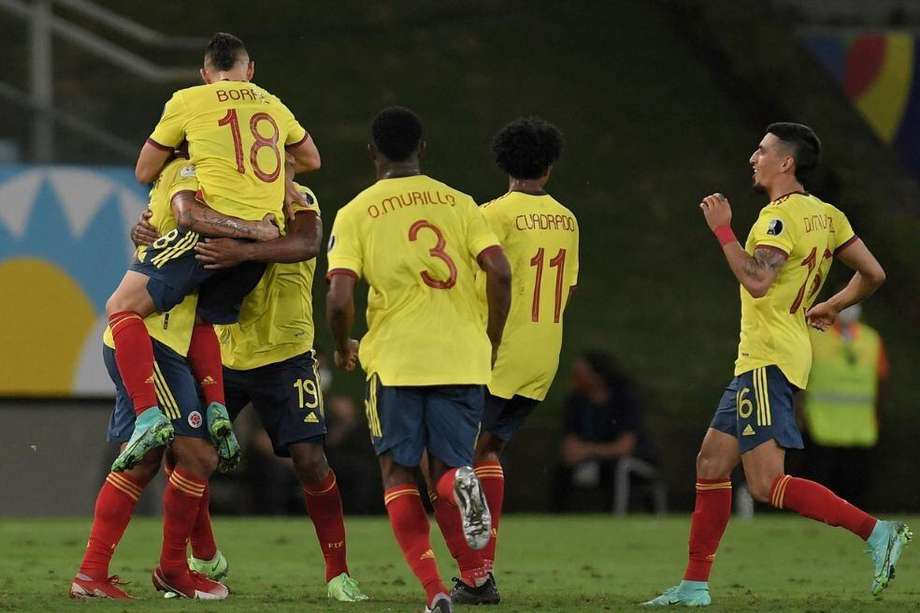 Los jugadores de la selección de Colombia en el primer partido contra Ecuador.