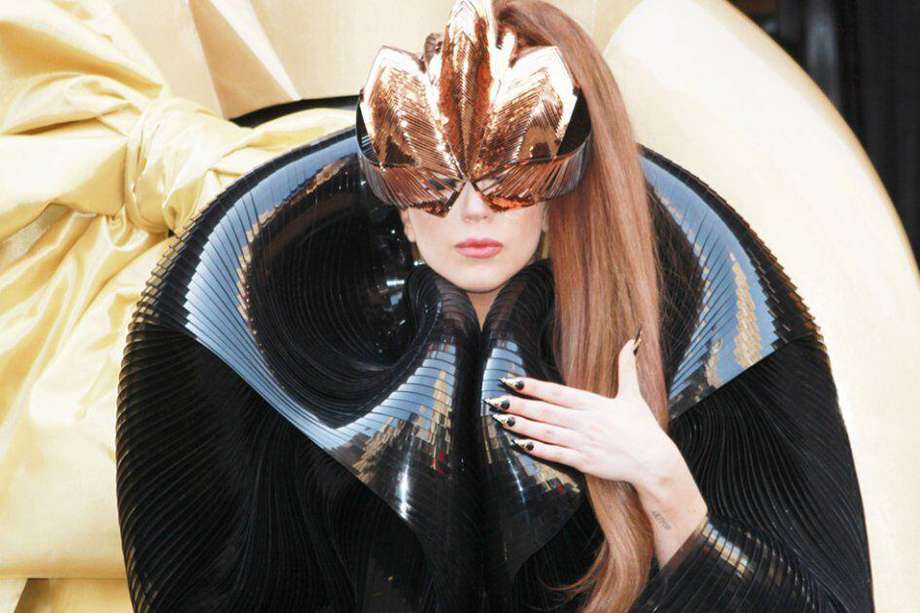 Lady Gaga luciendo las uñas en la presentación de su perfume 'Fame'. / Bang Showbiz
