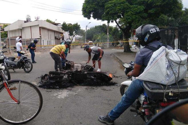Algunos manifestantes del sector quemaron tres motos.