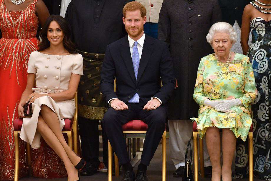 La reina Isabel II junto al príncipe Enrique y Meghan, duques de Sussex, en 2018.
